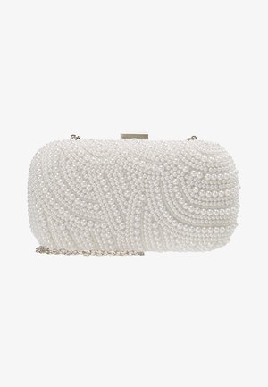 Fehér gyöngyökkel díszített, ívelt formájú clutch, texturált mintázattal és ezüst színű lánc pánttal. Felső záródás.