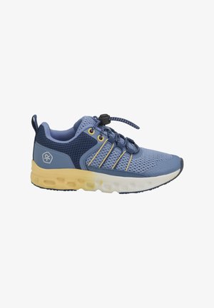 Chaussure de sport bleue avec tige en maille, superpositions texturées, accents jaunes, lacets élastiques et semelle rembourrée pour le soutien et la flexibilité.