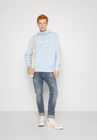 Tommy Jeans AUSTIN SLIM - Tapered-Farkut - denim dark