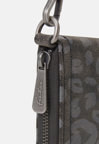 Czarny portfel o fakturowanej powierzchni z delikatnym wzorem panterki, szarym zamkiem błyskawicznym i metalicznymi akcentami oraz grawerowaną metką z logo.