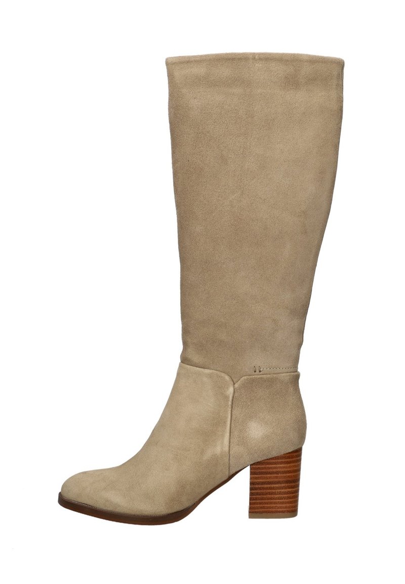 Beige suède laarzen tot de knie met een licht afgeronde neus en een gestapelde houten hak. De gladde textuur en minimale details benadrukken het ontwerp.