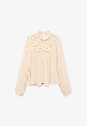 Lichtbeige blouse met lange, opgeblazen mouwen, gerimpelde halslijn en kantdetails op de borst; zachte, vloeiende stof met een geplooid ontwerp.