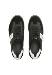 Zapatillas deportivas negras con rayas blancas; hechas de cuero y gamuza. Presentan puntera redonda, cierre de cordones y suela de goma texturizada.