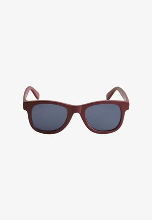 Lunettes de soleil rectangulaires rouge foncé mat avec montures épaisses et verres teintés foncés sur fond blanc.