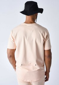 Project X Paris TECHNIQUE À DÉCOUPES - Camiseta estampada - pale peach