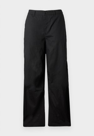 Zwarte, brede broek van gladde stof. Voorzien van een knoopsluiting en riemlussen. Geen zichtbare patronen of accenten.