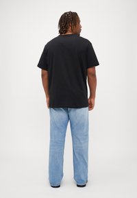 Calvin Klein Jeans Plus PLUS EMBRO BADGE TEE - Lihtne T-särk - black
