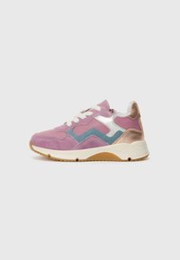 Sneakers med rosa semsket overdel og blå og sølv detaljer, hvite snørte og gummisåle med strukturert grep.