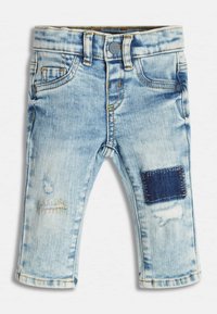 Jeans de denim azul claro con un diseño desgastado, acentos cosidos y un parche azul oscuro. Estilo clásico de cinco bolsillos y cierre de botón.