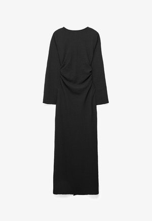 Pikk must tekstuuriga kleit pikkade varrukate, ümmarguse lõike ning vöökoha kokkupõimitud detailiga.