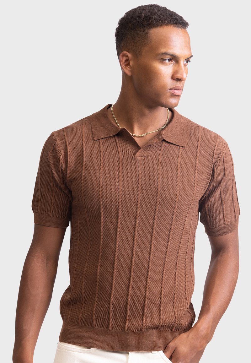 Braun gestricktes Polo-Shirt mit kurzen Ärmeln, vertikalen Rippen, einem Kragen und einem V-Ausschnitt, aus strukturiertem Stoff gefertigt.