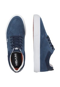 Marineblaue Wildleder-Sneakers mit weißen Gummisohlen, runder Zehenform, Netzeinsätzen an den Seiten und sechs Ösen für die Schnürsenkel. Logo auf der Innensohle.