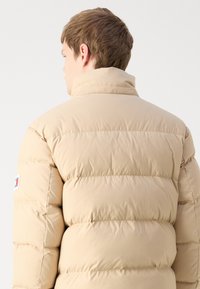 Tommy Jeans ESSENTIAL  - Down jacket - gentle gold
