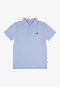 Polo à manches courtes bleu clair en coton, avec une patte de boutonnage, un col, et un petit logo sombre sur la poitrine gauche.