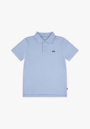 Polo de manga corta color azul claro hecho de algodón, con tapeta abotonada, cuello y un pequeño logo oscuro en el pecho izquierdo.