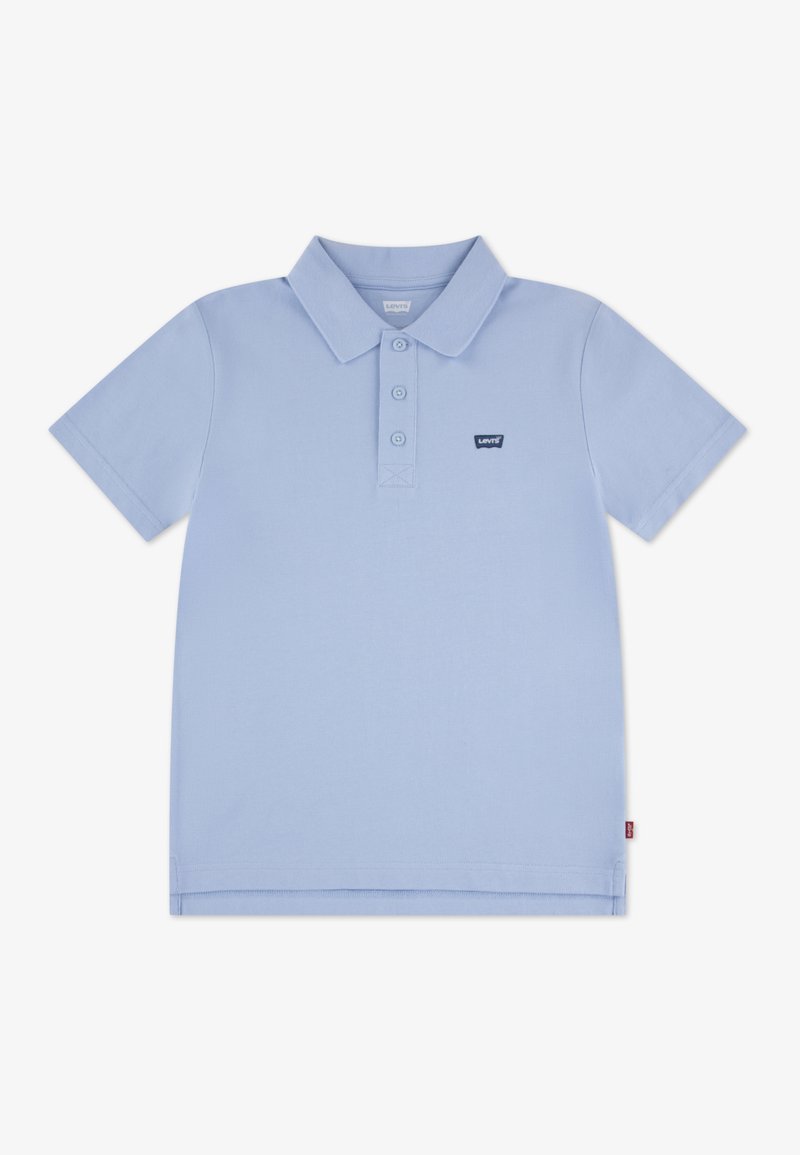 Polo à manches courtes bleu clair en coton, avec une patte de boutonnage, un col, et un petit logo sombre sur la poitrine gauche.