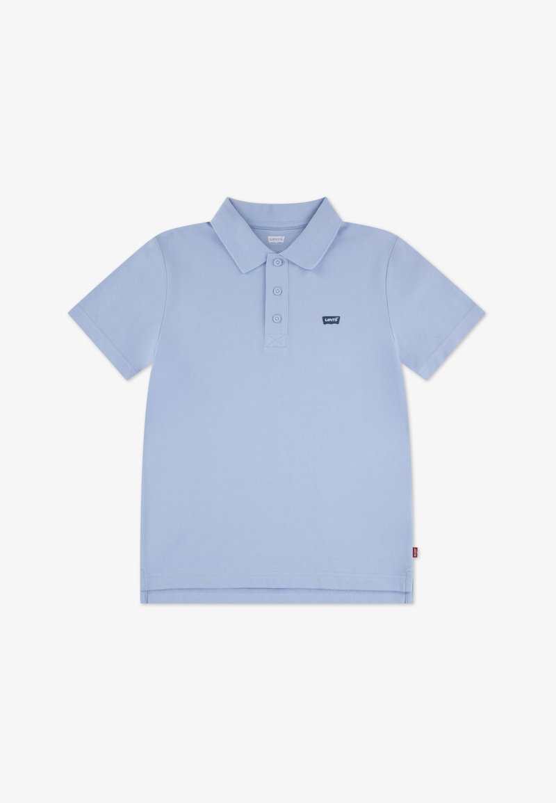 Polo à manches courtes bleu clair en coton, avec une patte de boutonnage, un col, et un petit logo sombre sur la poitrine gauche.