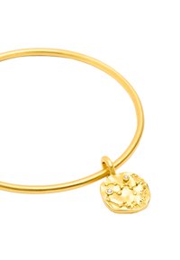 Złota bransoletka z gładką, okrągłą obrączką i teksturowanym charms'em przedstawiającym konstelacje, zdobionym małymi, osadzonymi przezroczystymi kamieniami.