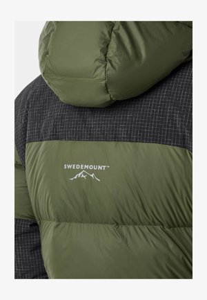 Giubbotto imbottito in verde oliva e nero. Presenta un motivo a griglia, una texture liscia e una stampa del logo. Con cappuccio e design trapuntato.