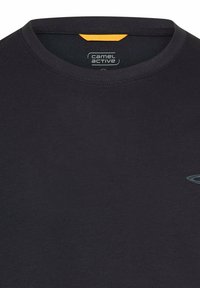 Sort T-shirt med rund hals i bomuld, med et diskret gråt logo og en orange detalje indvendigt ved kraven. Blød tekstur, almindelig pasform.