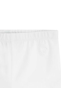 Pantalones cortos de algodón blanco con una cintura elástica y un pequeño logo de oso bordado en la parte inferior derecha del frente. Textura suave.