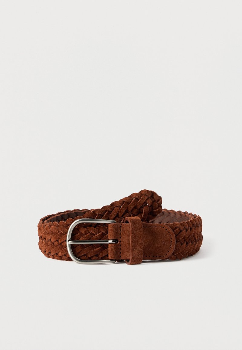 Ceinture en daim marron tressée avec une boucle argentée, enroulée sur un fond blanc.