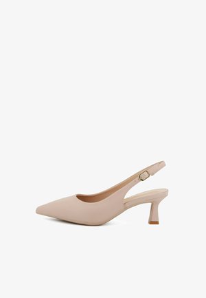 Décolleté slingback beige con punta appuntita, tacco basso a campana e cinturino con fibbia dorata regolabile su sfondo bianco.