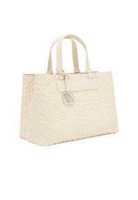 Sac fourre-tout en cuir beige avec motif de logo gaufré, deux poignées supérieures et un rabat avant avec un accent en argent. Design rectangulaire et structuré.