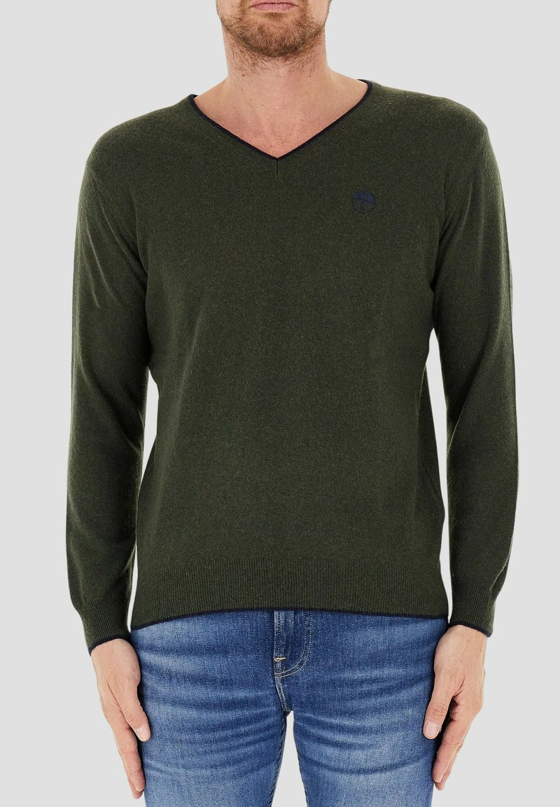 Maglione verde a V in morbido tessuto con maniche lunghe. Presenta polsini e orlo a coste, con un piccolo logo sulla parte anteriore.