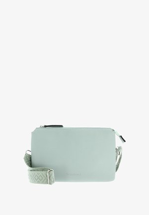Mintgrünes Leder-Crossbody-Bag mit strukturiertem Finish, Reißverschluss, verstellbarem gemustertem Riemen und subtiler Branding auf der Vorderseite.