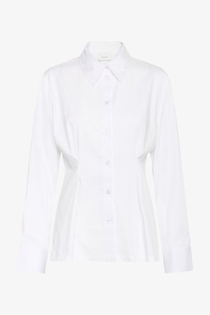 Fehér, hosszú ujjú gombos blúz hegyes gallérral, testhez simuló derékrésszel és a gallér belsejében látható "Gestuz" márkajelzéssel.