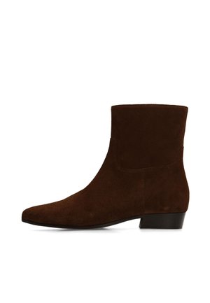 Bottine en daim marron avec bout pointu et petit talon bloc, vue de côté sur fond blanc.