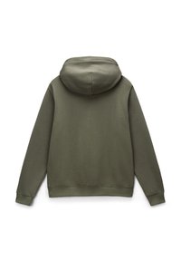 Sweatshirt à capuche vert olive avec une texture lisse, présentant des manches longues et une coupe légèrement ample, sans motifs ni éléments métalliques visibles.