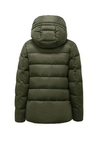 Giubbotto imbottito verde oliva con cappuccio, caratterizzato da un design trapuntato e una consistenza morbida e liscia. Non contiene hardware o dettagli visibili.