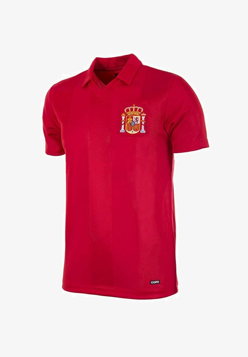Rode kortemouwen polo met V-hals, voorzien van een kleurrijk geborduurd voetbalcrest van Spanje op de linkerborst. Gladde stof, geen patronen.