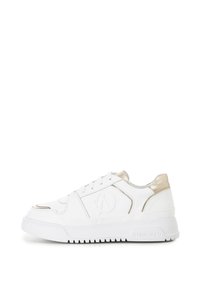 Sneaker bianco con tomaia in pelle liscia, dettagli dorati sul tallone, punta rotonda e una spessa suola in gomma bianca con battistrada testurizzato.