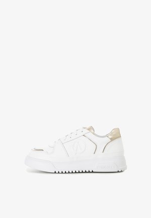 Weiße Sneaker mit einem glatten Lederoberteil, goldenen Akzenten an der Ferse, runder Zehenform und einer dicken weißen Gummisohle mit strukturiertem Profil.