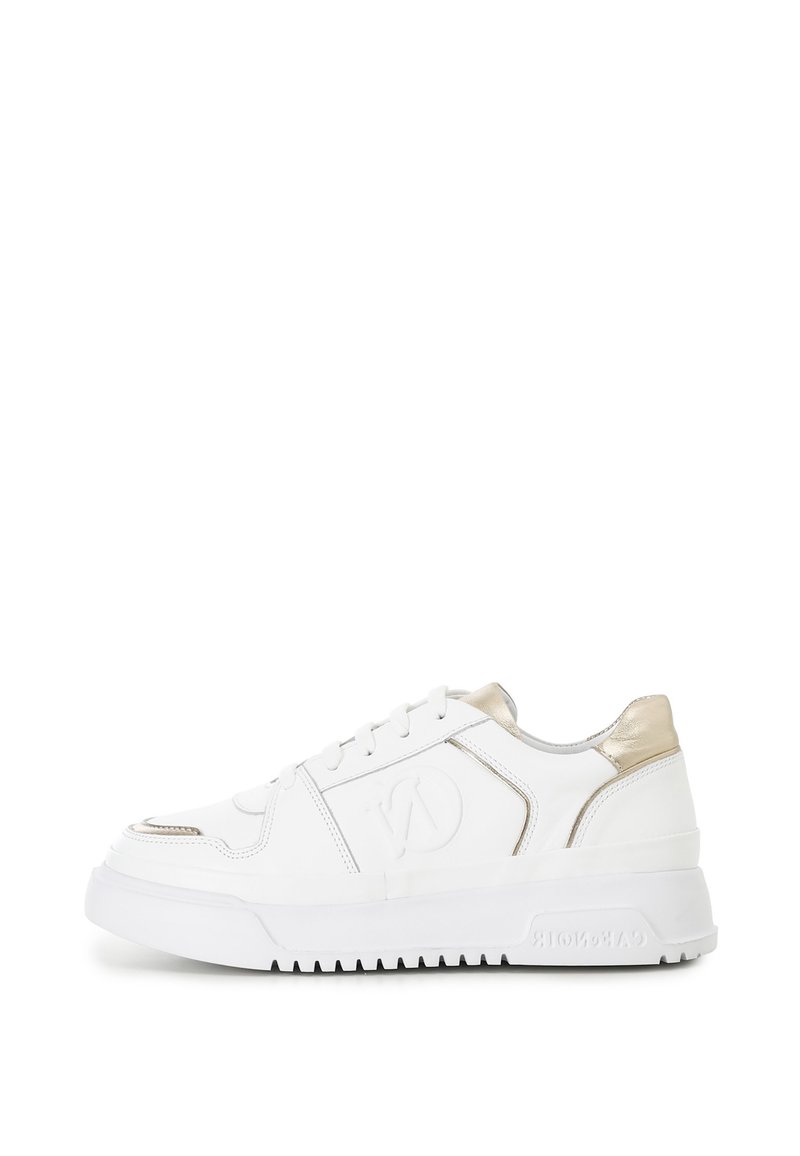 Sneaker bianco con tomaia in pelle liscia, dettagli dorati sul tallone, punta rotonda e una spessa suola in gomma bianca con battistrada testurizzato.