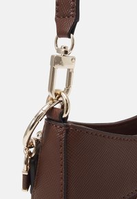Guess NOELLE TOP ZIP SHOULDER BAG - Borsa a mano - marrone