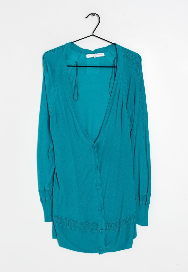 Cardigan bleu sarcelle à manches longues avec boutons sur le devant et détails en mesh sur les manches et l'ourlet, suspendu à un cintre noir sur fond blanc.