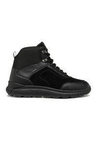 Botas altas negras que combinan cuero liso y ante, con puntera redondeada, suela texturizada y ojales de metal para los cordones.