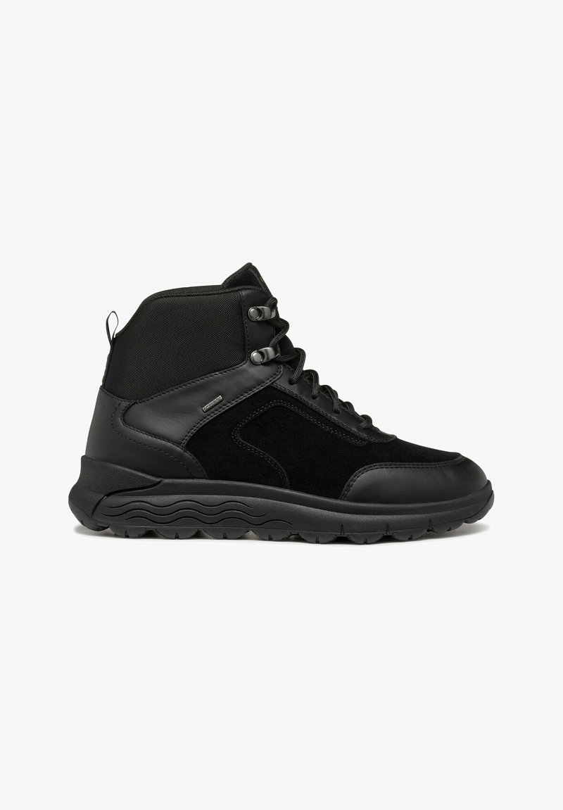 Zwarte hoge boots van een combinatie van glad en suède leer, met een ronde neus, een geprofileerde zool en metalen oogjes voor de veters.