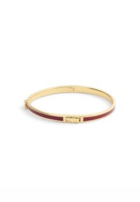 Bracciale in oro con un design sottile, dotato di una striscia di smalto rosso scuro e una chiusura semplice. Texture liscia e stile minimalista.