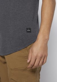 Only & Sons ONSMATT LONGY TEE 5 PACK - T-shirt básica - white/dark/blue/ melange/cab