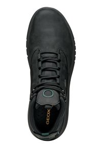 Chaussure de sport en cuir noir avec un bout rond, des lacets, des panneaux latéraux en maille et un accent en teal. Elle possède une semelle intérieure rembourrée et une semelle extérieure en caoutchouc.