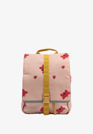 Lyserød rygsæk lavet af stof med røde mariehøne- og hindbærmotiver, gul remlukning og grå dekorativ syning langs bunden.