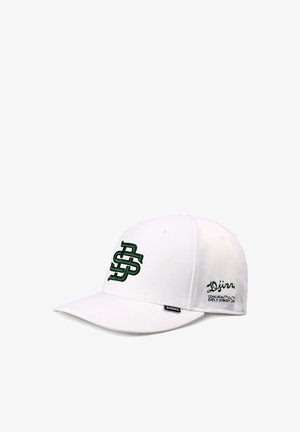 Hvid baseballkasket med grønne, overlappende broderede bogstaver "DS" på fronten og teksten "Djinns" med slogan på siden.