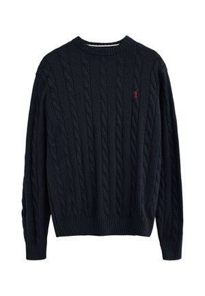Maglione blu navy a trecce a manica lunga con collo rotondo e piccolo logo rosso ricamato sul petto sinistro.