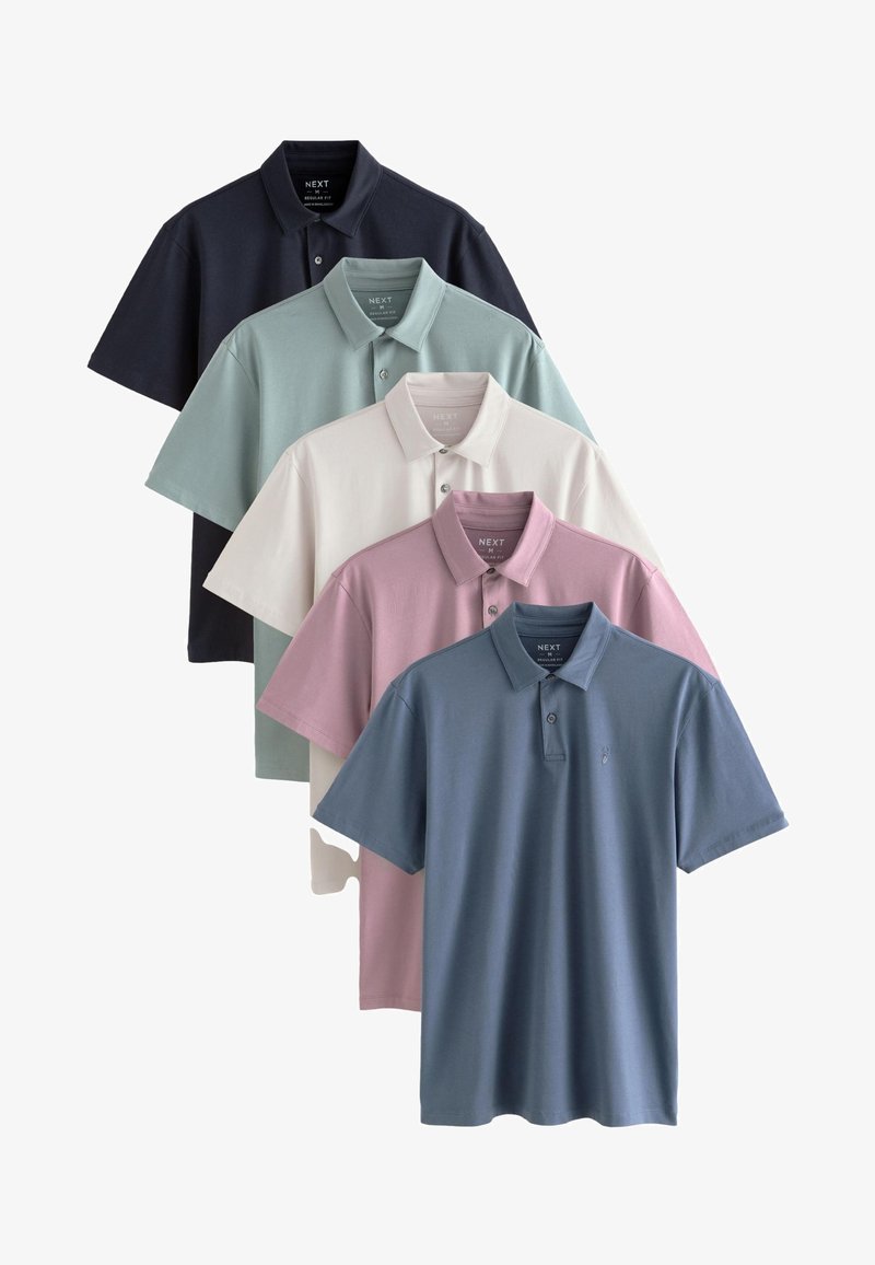 Fünf gefaltete Poloshirts mit kurzen Ärmeln in Schwarz, Hellgrün, Beige, Mauve und Blau, gestapelt in versetzter Anordnung.