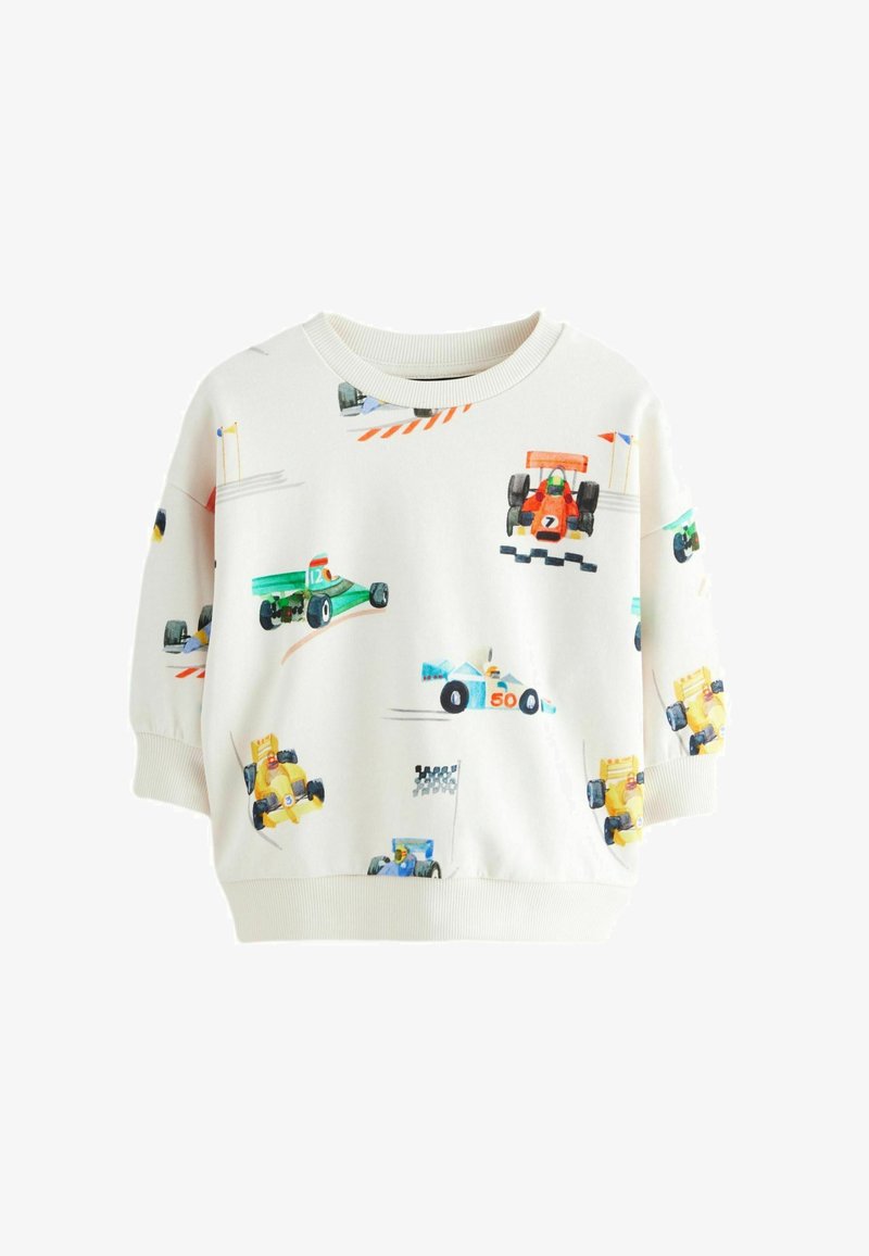 Felpa bianca con stampe colorate di auto da corsa. Presenta un collo rotondo e polsini a coste. Il tessuto sembra morbido con una vestibilità casual.